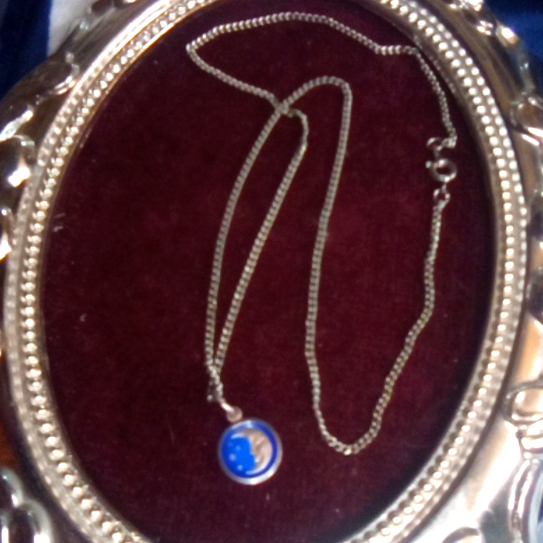 Signed Italy 925 Moon Pendant On Silver Tone Chain